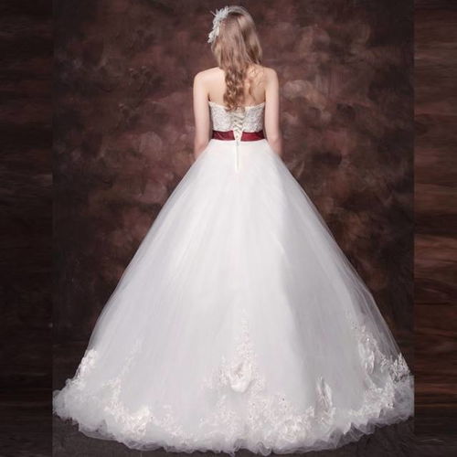 巨蟹座披头发婚纱造型如何搭配才嫩在婚礼上展现十二星座的独特魅力？