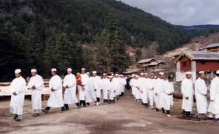 回族丧葬习俗中，是否注重风水选址的问题？