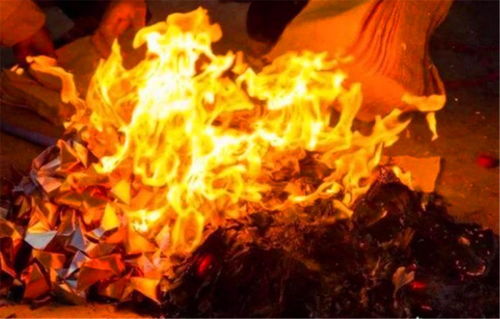 孝子较深夜祭祖现象的文化底蕴与科学研究解析：从民间信仰到现代化认知的跨越