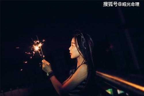 八字中劫财合两杀，如何调整四两命格以化解不利影响？