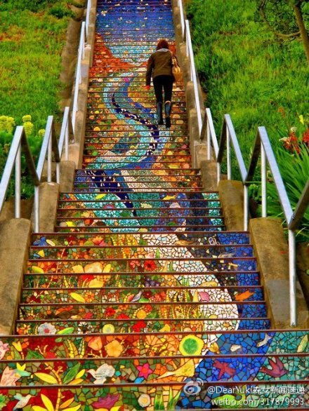 3.2 彩绘与装饰纹样的象征意义