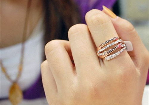 男士戴戒指风水上，左手还是右手更吉利？