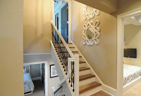 四、 大门正对楼梯之漏财破败