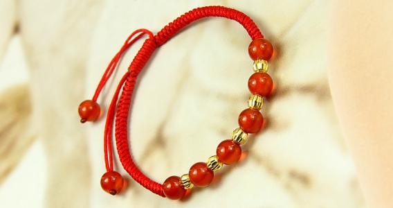 1978年属马的人桃花运如何，1990年属马女性戴红绳手链有何寓意？