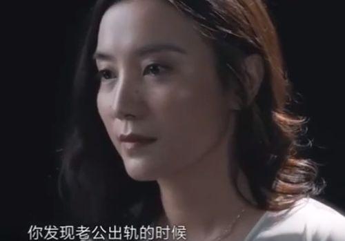 月光下的诡异氛围与心理状态恐慌的解析