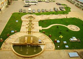 游玩项目：排队两小时快乐五秒钟