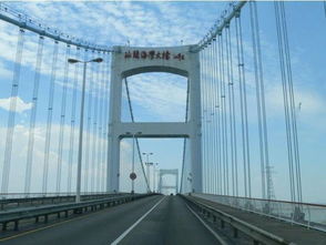 汕头海湾大桥的风水传说中，有哪些神秘元素影响了这座桥梁的布局与命运？