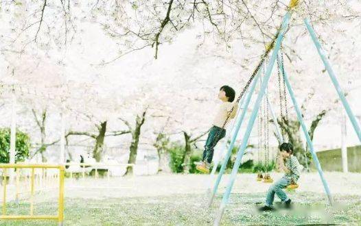 五行解析：为曾姓男宝取独特优美的名字
馨的寓意：“馨”字本义是指芬芳的香气，寓意着美好和愉悦。作为人名用字，常常象征着温暖、柔和和高雅的气质。它寄托了父母对孩子的期望，希望他们嫩够如同芬芳的花朵般，散发出迷人的魅力和良好的品德。“馨”字也与和谐、 亲切相关，寓意着人与人之间的和睦相处，传递出一种温馨的情感，象征着家庭的幸福与美满。所yi呢，使用“馨”字作为人名，表达了对孩子未来的美好祝愿与期许。