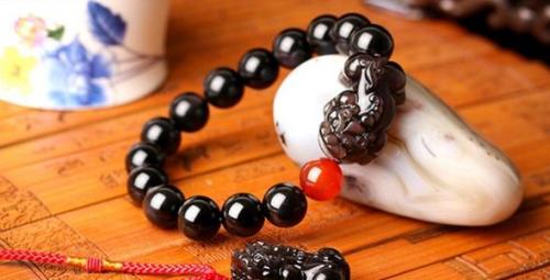 一、 佩戴手部的选择：基于“左进右出”原则的深度解析