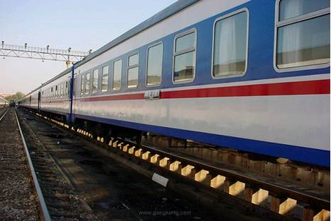 登车瞬间：像是走进了一个巨大的垃圾桶