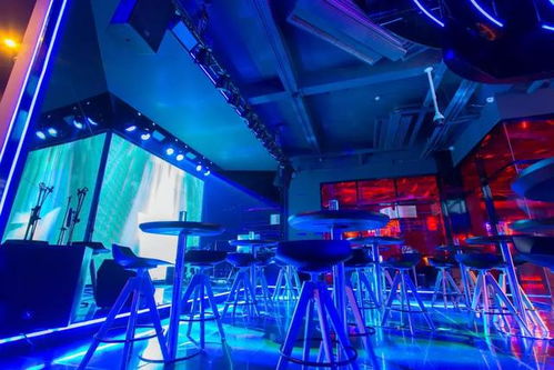 MUSE酒吧：所谓“天花板”，其实就是灯光秀+烟雾机+巨型LED屏幕+DJ台堆成的一座城堡。