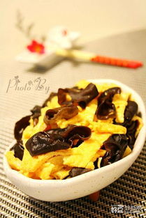 二、 酱香木耳炒鸭蛋：复合调味的技艺呈现