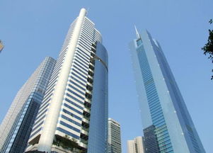 如何通过风水学改善三角形建筑物和三座高楼的风水布局？