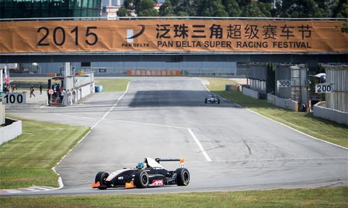 2. 赛车场的“特色”美食体验