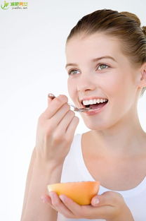 如何改善女命八字三丑的貌丑特点，提升运势与魅力？