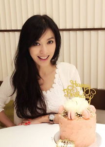 薛佳凝八字婚姻和18岁青涩照片，有何关联？