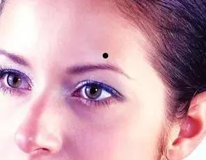 3. 左眉上方痣——热情丰富但情绪波动明显