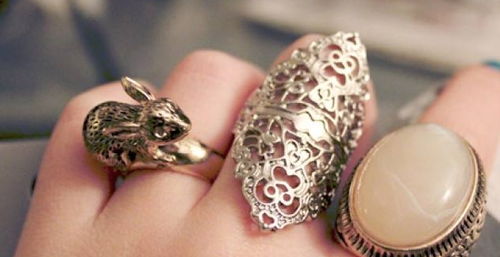 如何同过调整风水或佩戴饰品来化解石榴木命缺火和缺水的问题？