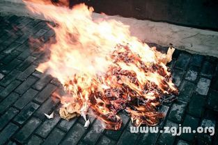 梦见老公去坟上烧纸，这预示着什么含义？