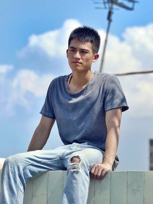 男人的左耳长得比较尖