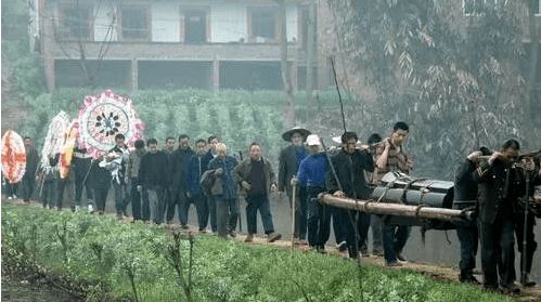 1．雨前降临：天地同悲的寓意