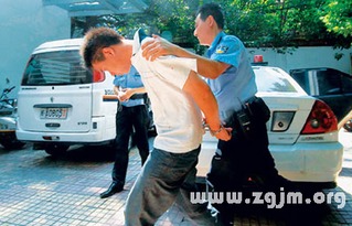 梦见警察抓别人是什么预兆或暗示？