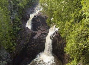 2. 人工山体与环绕河流——背山面水格局的再造