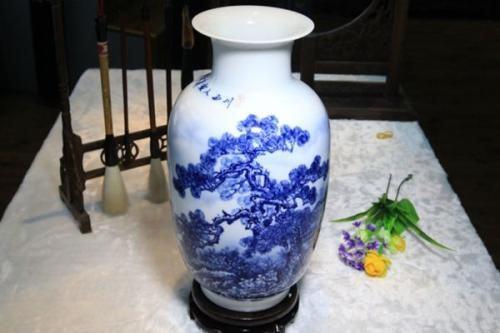 陶瓷花瓶等属土的物品适合用来增强这个区域的能量 。