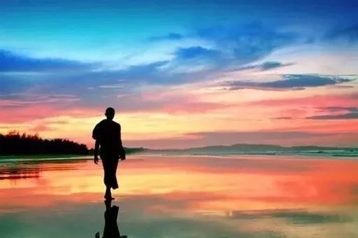 一、  ：梦境意象的深层心理投射与玄学符号解析