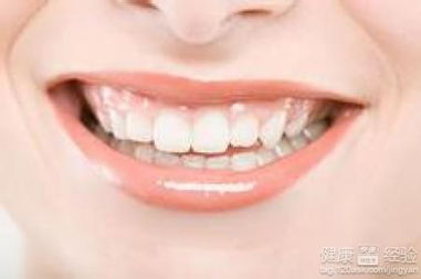 二、  牙齿枯黄与经济实力：低调积累与稳健经营