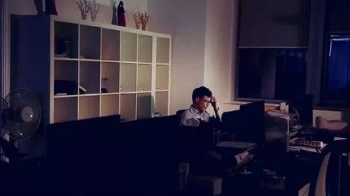 初遇异象：颤抖的询问与惊恐的镜像