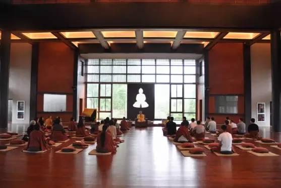 定期举办公益活动(如免费禅修体验),提升品牌公信力。.在长春这座兼具历史底蕴与现代活力的城市,经营佛堂不仅能满足信众需求,更能通过专业化运营实现长期收益.- 设立功德箱接受自愿捐赠,同步开发线上供养平台;
楞严禅寺位于营口市新兴大街西16号,地处营口市中心,与哈尔滨极乐寺、 长春般若寺、沈阳慈恩寺合称东北四大禅林。 楞严禅寺始建于1922年，1931年落成。寺院共有佛殿九十九间，院落规整，主体建筑分布在正南正北走向的一条中轴线上。全寺布局为三进院落。山门为大屋檐歇山式， 琉璃瓦顶...
长春禅修周边店铺探秘
长春，这座充满禅意与宁静的城市，不仅有着丰富的历史文化，还有着众多让人心灵得以栖息的禅修平台。而在这些禅修之地周边， 隐藏着不少独具特色的店铺，它们或是提供美味的素食，或是提供舒适的休憩之所，为禅修者们打造了一个完整的修行体验。下面就让我们一起揭开这些店铺的神秘面纱。
医指禅养生
位于吉林省长春市二道区滨河街133号的医指禅养生， 是一家集养生、理疗于一体的场所。这里的环境清幽，服务周到，是禅修者们放松身心的好去处。店名中的“医指禅”寓意着通过中医理疗的手法，帮助人们达到身心和谐的状态。
长春中元商务宾馆
长中元商务宾馆 ， 位于長**二道区 ,靠近东华路、福林路、吉林街和滨河街。这家宾馆设施齐全 ，服务优质 ，是禪修者们住宿 的理想选择。宾馆的名字简洁大方 ，透露出一种商务与休闲相结合 的韵味。
長**饭店
 長饭店 ，其实是一家由大厨退休后开设的私房菜馆。这家店没有华丽 的装修 ，却凭借着食材 的新鲜和味道 的纯正 ，赢得了食客们 的喜爱 。店名简单直接 ，却让人回味无穷。
颜茹钰美容SPA
  