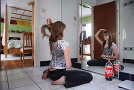 性格开朗的女生有哪些显著特点呢？