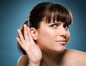 一、  眼部特征：深邃目光与眼神游移背后的心理隐喻