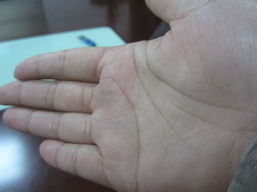 手相川字纹的标准特征是什么？