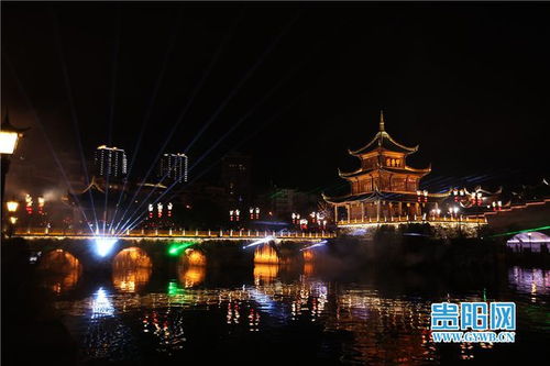 一、 甲秀楼——“灯光秀+速写”双重体验