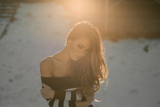 八字里显示有人深爱自己，若感觉被压制，如何调整命运以改善关系？