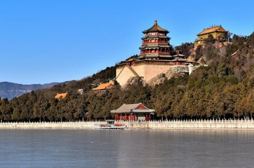 ：皇家园林建筑学中的风水格局与历史隐喻