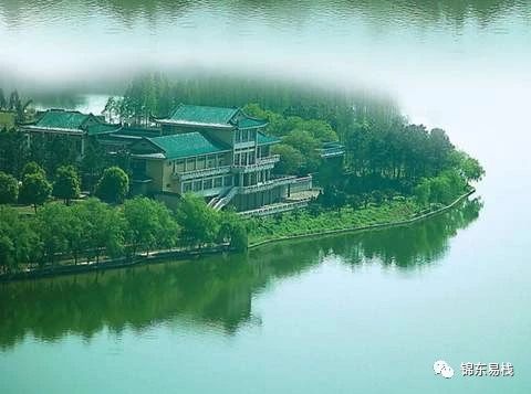 1. 周边环境选址的山水要求