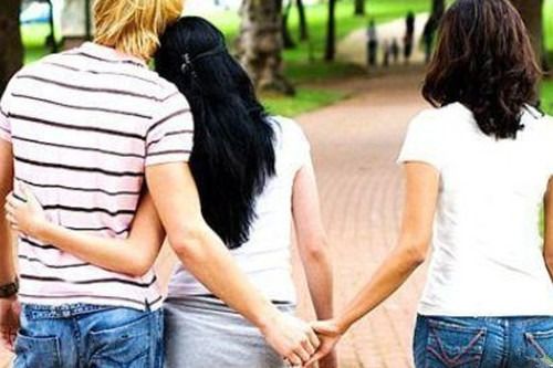 他/她被情敌和闺蜜同时出手相救，究竟发生了什么？