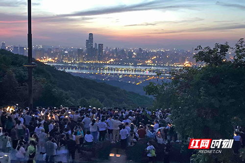 岳麓山景区旁：想看日出又怕爬山？住这里就对了！