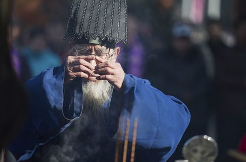 紫袍的象征意义：尊贵、 神圣与信仰的具象化