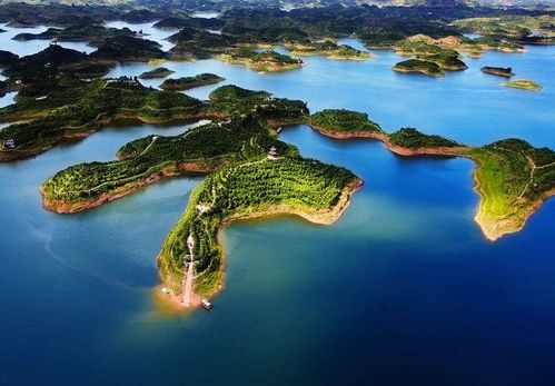 当“长寿湖”三个字戳破你的旅游滤镜：你以为的“普通湖泊”，  藏着重庆人私藏的“治愈密码”