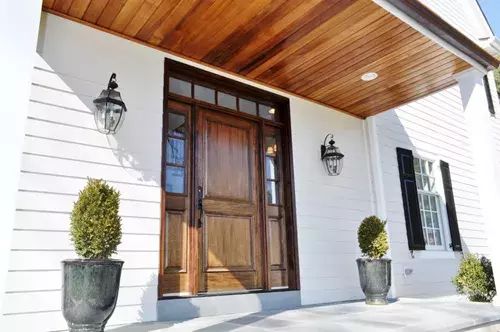 大门外搭建便门和车棚的风水布局有何讲究？