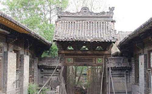 古庙钟声响起：夜晚的诡异氛围