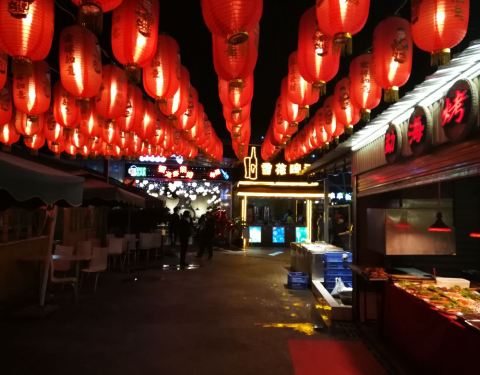 夜市与小吃：灯火阑珊处的不眠之旅