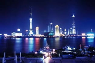 外滩：灯光下的摇晃与历史碎片