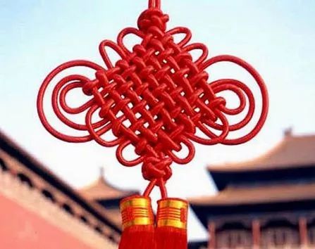 穿红色衣物：喜庆文化的象征意义