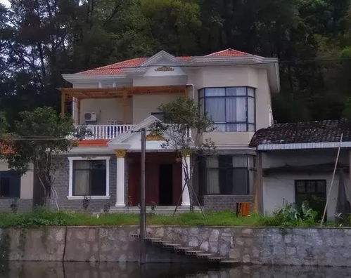 “山管人丁,水管财”：风水格局与家族命运