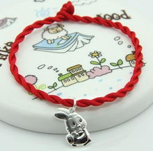 本命年属蛇女士送什么礼物最能体现她的开放个性？